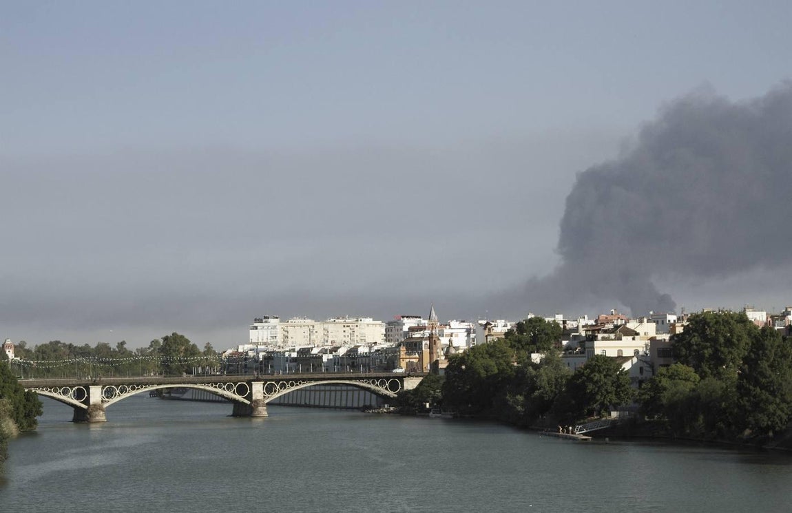 Las imágenes del impresionante fuego en la factoría nazarena