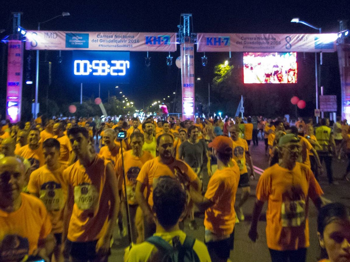 Los sevillanos disfrutan del «running» en la Nocturna