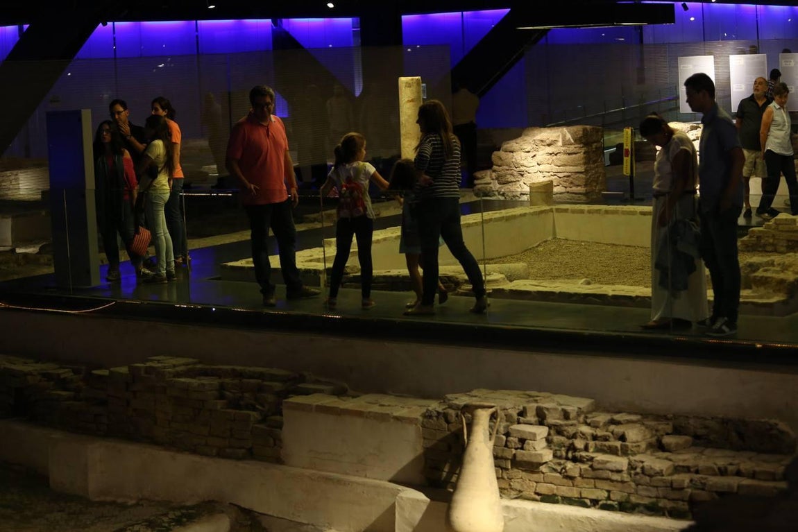 Muchas familias aprovecharon el horario nocturno para disfrutar con los niños de las diversas actividades