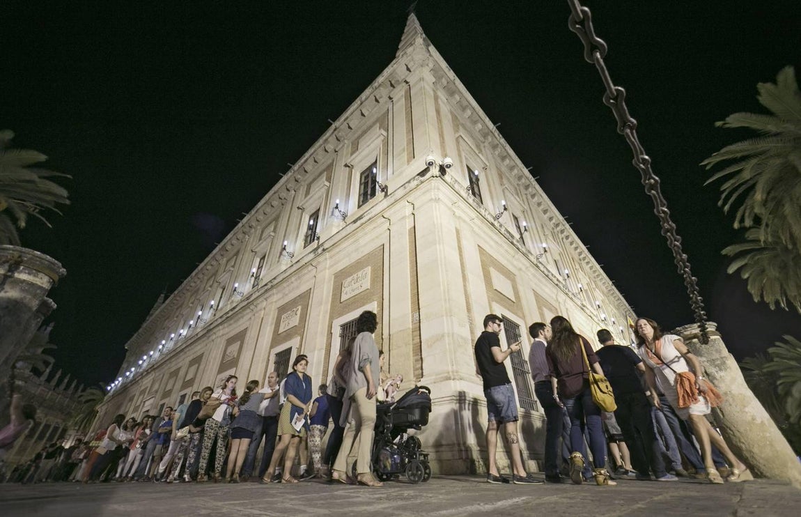 Una larga cola se formó rodeando el Archivo General de Indias