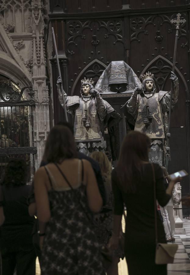 En el interior de la Catedral muchas personas no perdían detalle, como en la tumba de Cristóbal Colón
