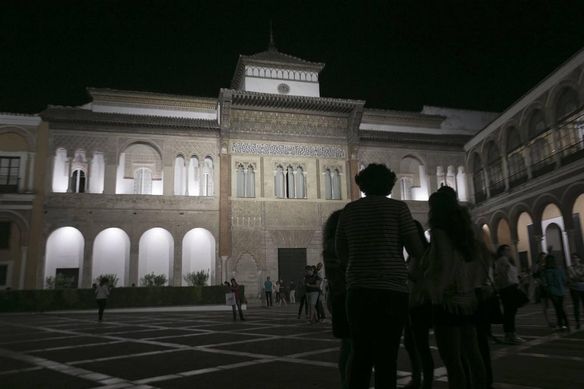 La ruta nocturna por el Alcázar también atrajo a muchas personas