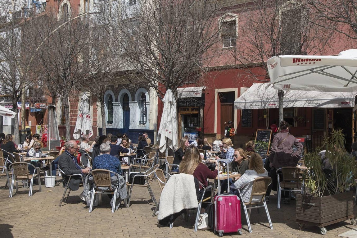 Veladores en la Alameda llegando a la calle Calatrava. 