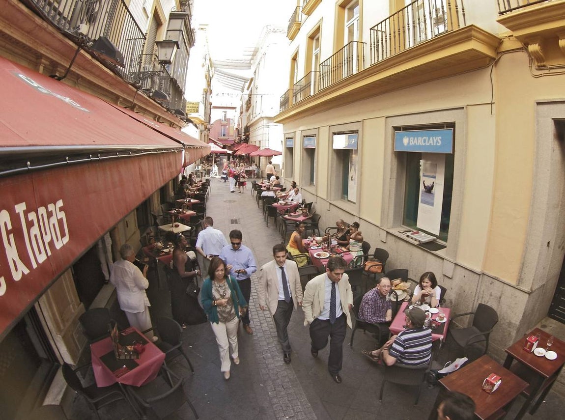 Veladores en la calle Albareda. 