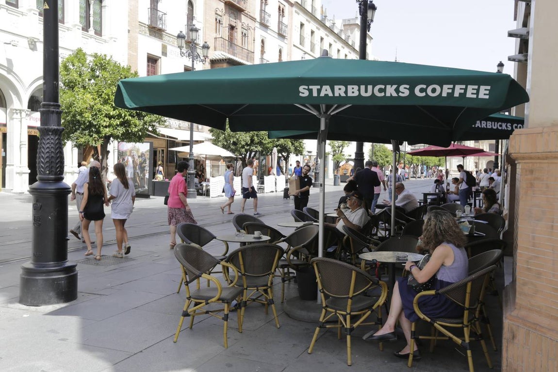 Veladores en la Avenida de San Francisco, esquina con la calle Alemanes. 