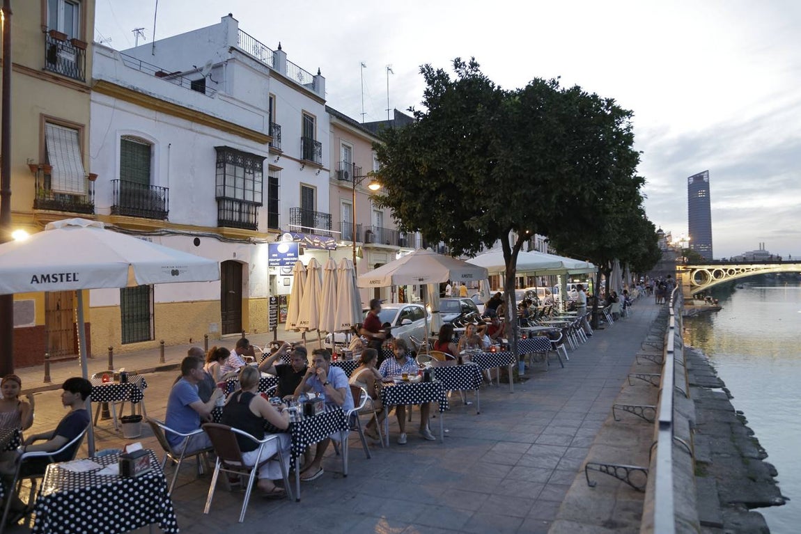 Veladores en la calle Betis. 