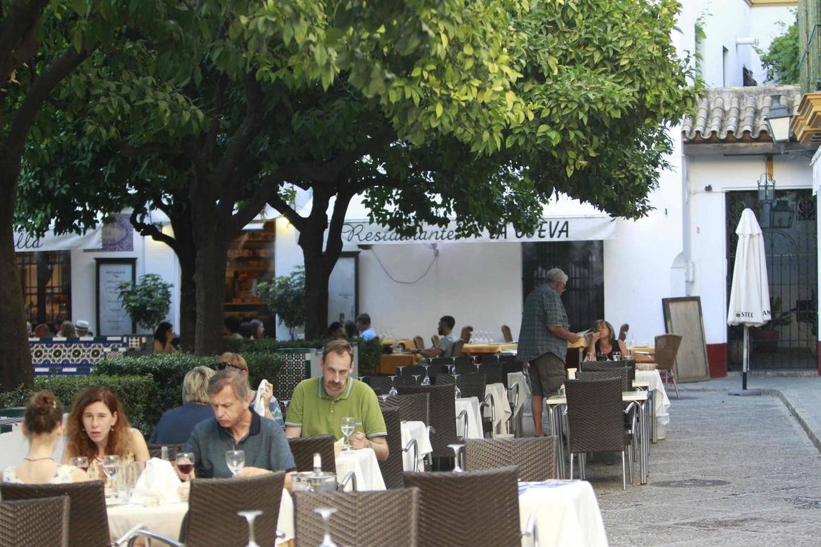 Veladores en la plaza de Doña Elvira. 