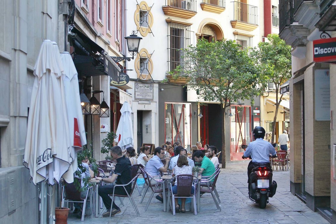 Veladores en la calle Joaquín Guichot. 