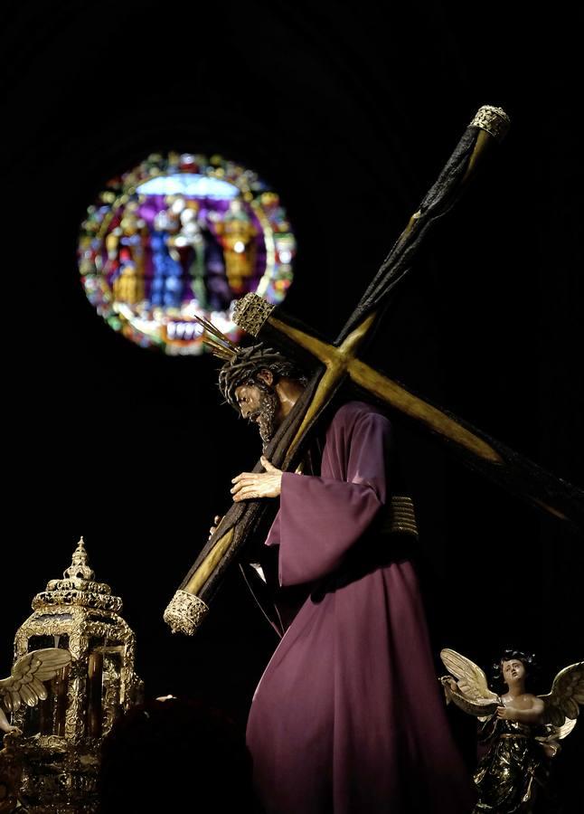 Miles de fieles visitan al Gran Poder en la Catedral