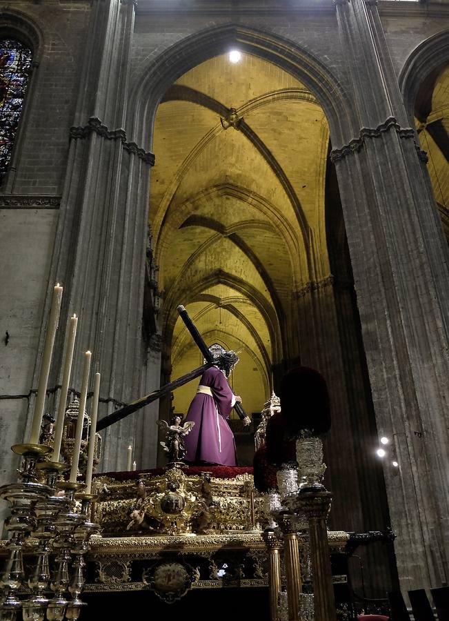Miles de fieles visitan al Gran Poder en la Catedral