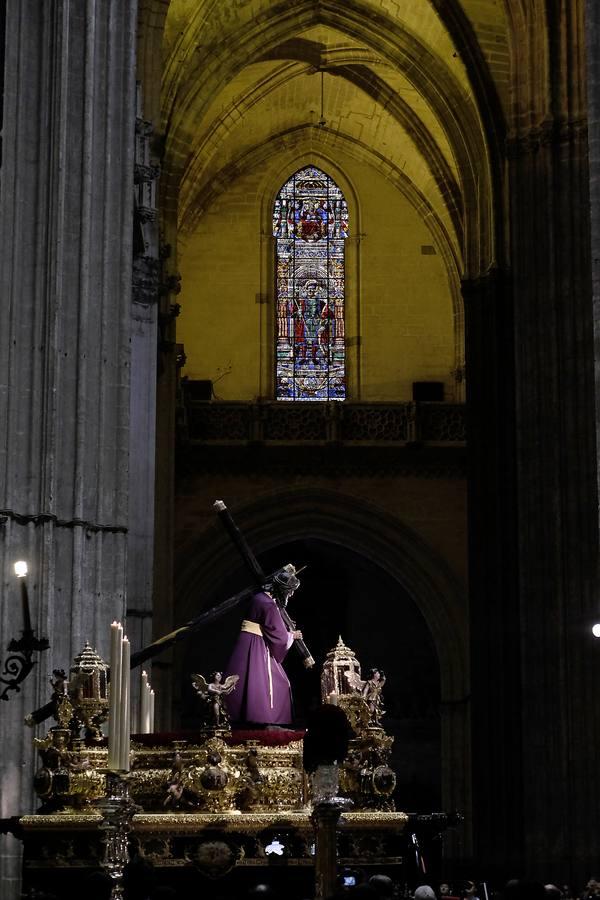 Miles de fieles visitan al Gran Poder en la Catedral