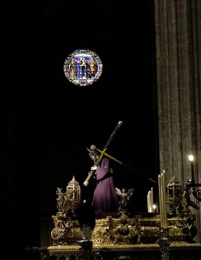 Miles de fieles visitan al Gran Poder en la Catedral