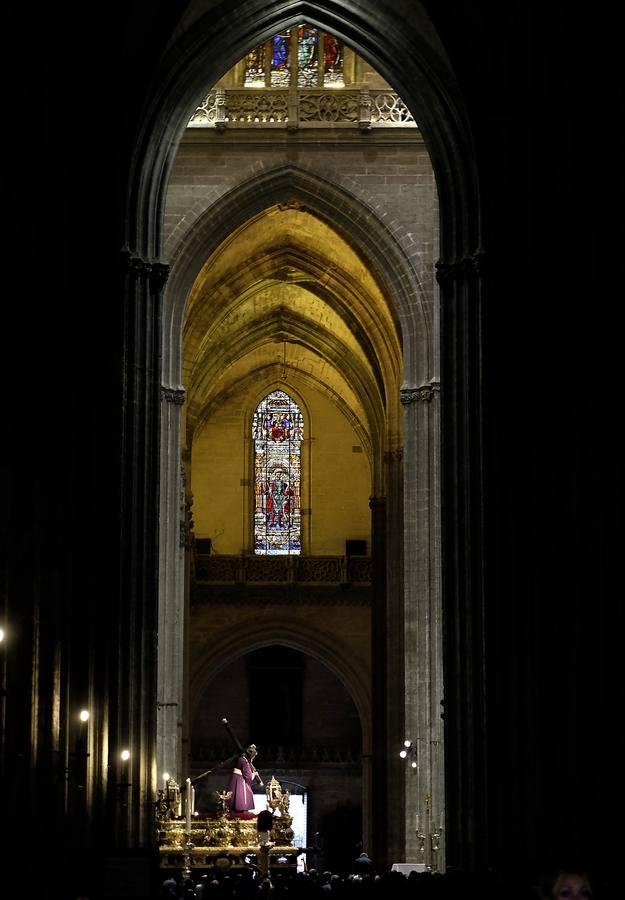 Miles de fieles visitan al Gran Poder en la Catedral