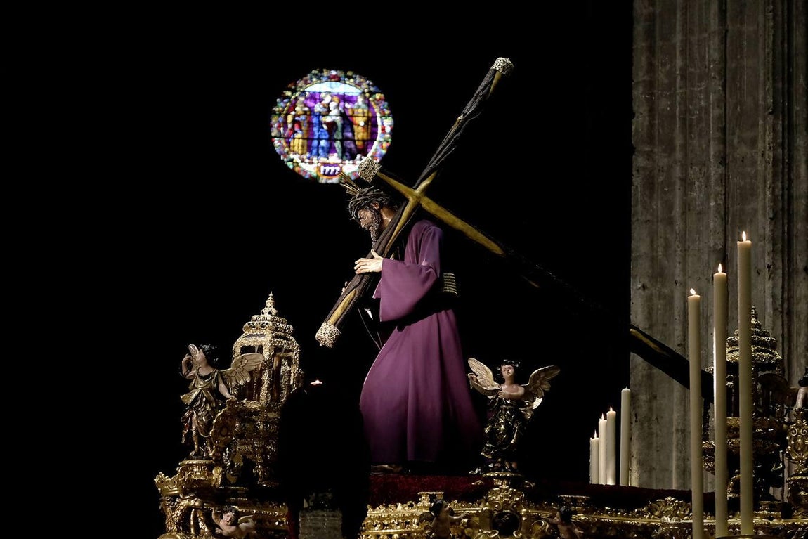 Miles de fieles visitan al Gran Poder en la Catedral