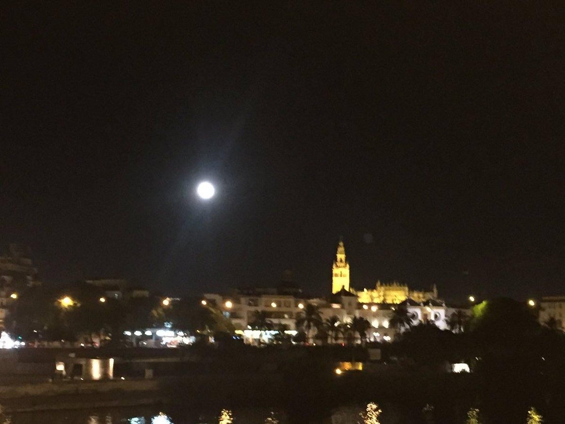 Las mejores fotos de la superluna por los lectores de ABC de Sevilla