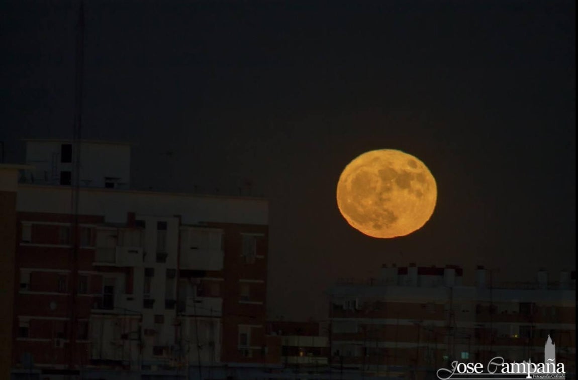 Las mejores fotos de la superluna por los lectores de ABC de Sevilla