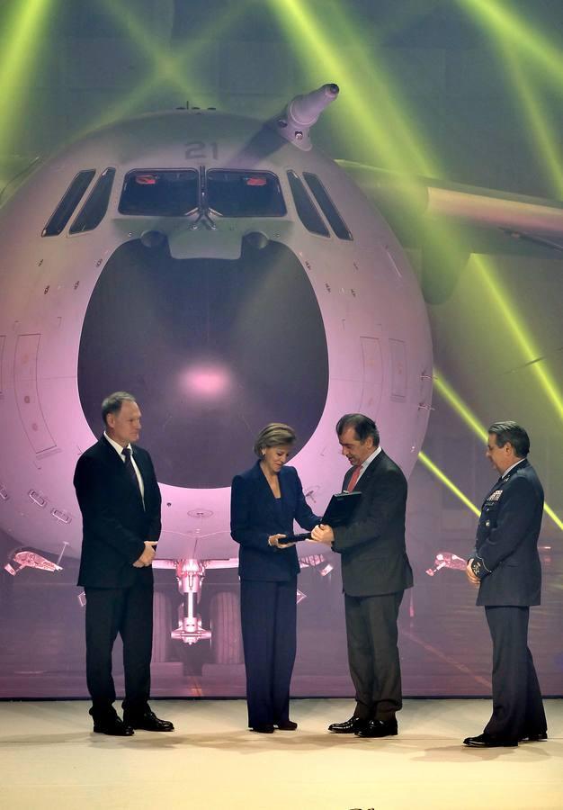 La ministra de Defensa, María Dolores de Cospedal y el presidente de Airbus España, Fernando Alonso (en el centro), junto al secretario de estado de Defensa, Agustín Conde, a la izquierda, y el Jefe del Estado Mayor del Ejército del Aire (JEMA), teniente general Francisco Javier García Arnáiz