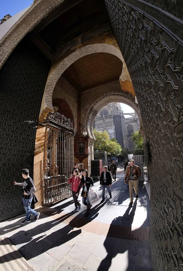 El buen tiempo atrae a los visitantes a Sevilla por el puente de la Inmaculada