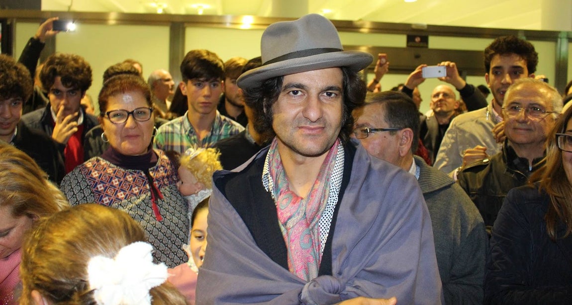 Un nutrido grupo de seguidores del diestro de La Puebla del Río le han dado la bienvenida en su regreso de su triunfal ciclo por América