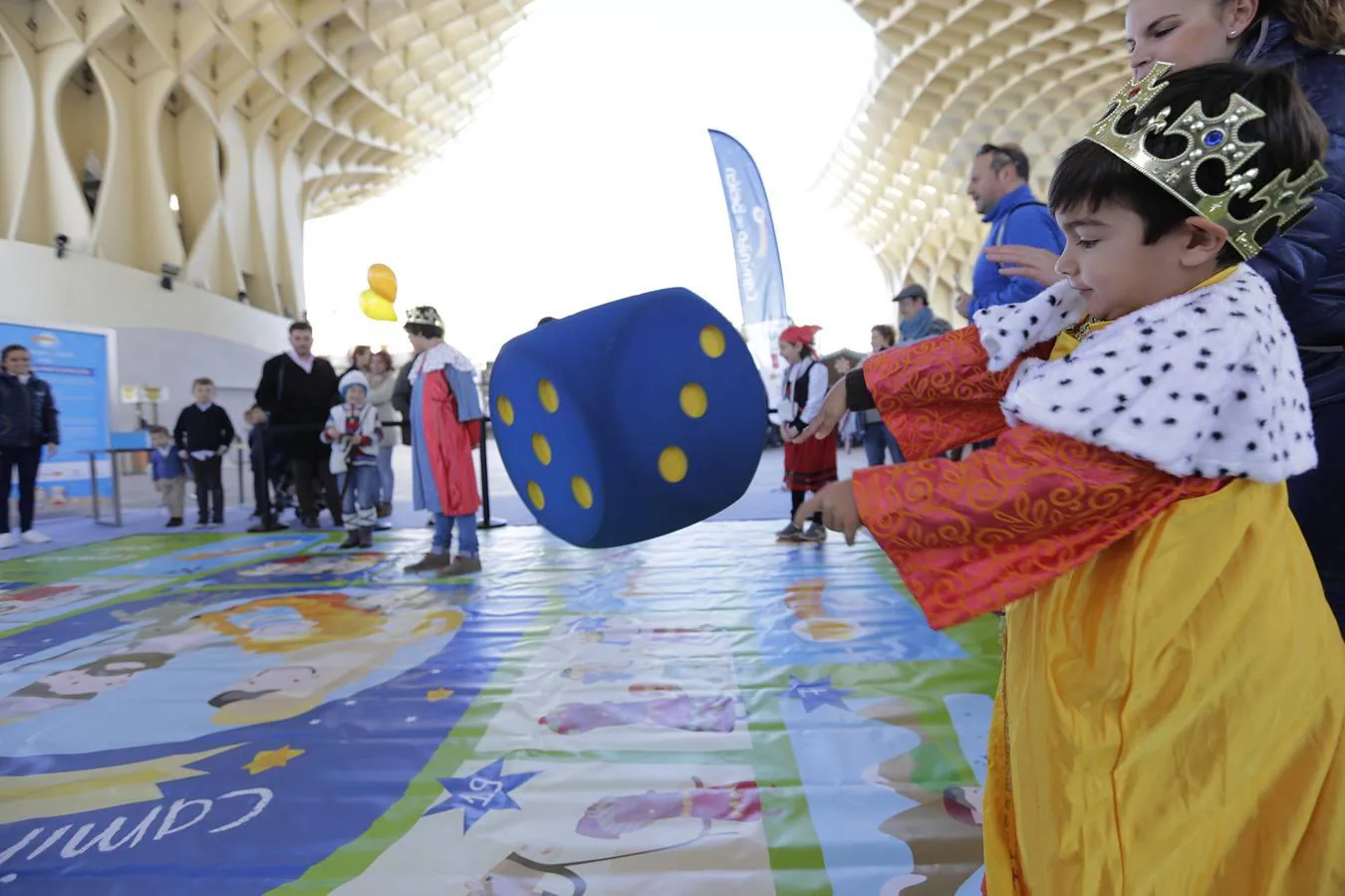 Los Niños Hacen El Caminito De Belén En Sevilla