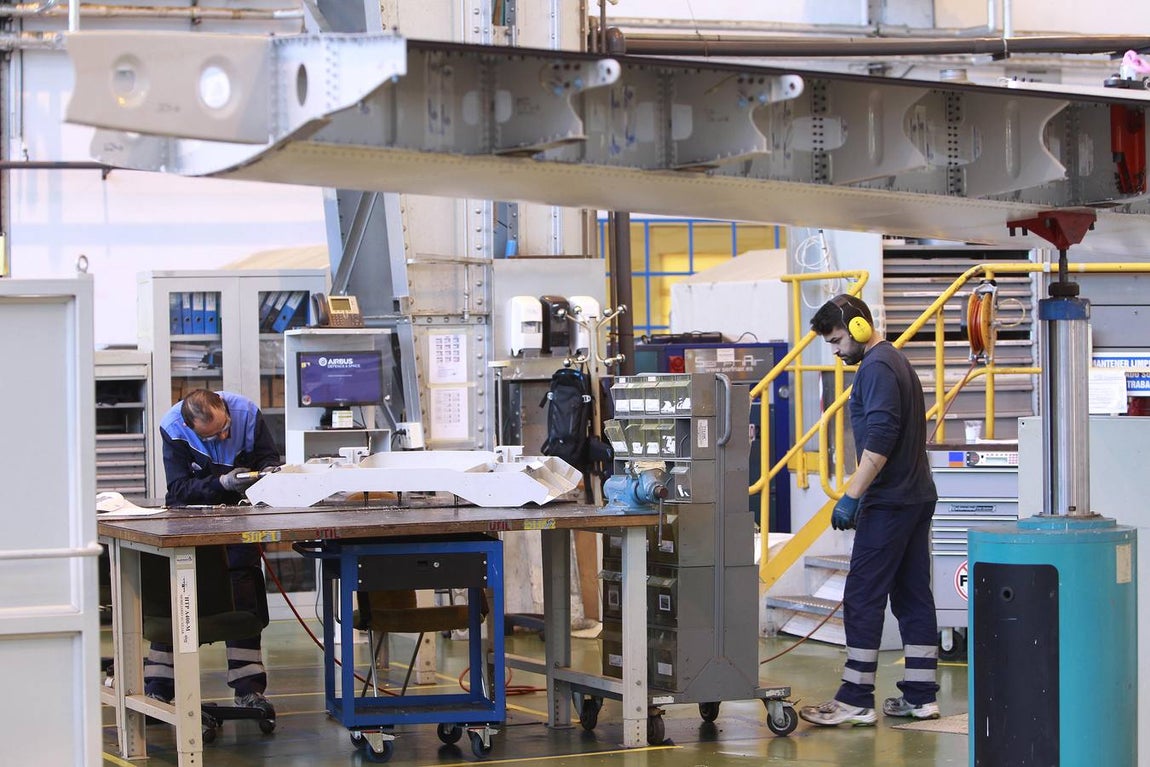 La visita del consejero de Economía a la planta de Airbus, en imágenes