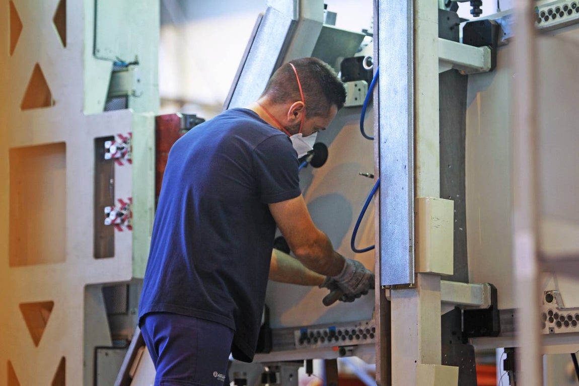 La visita del consejero de Economía a la planta de Airbus, en imágenes