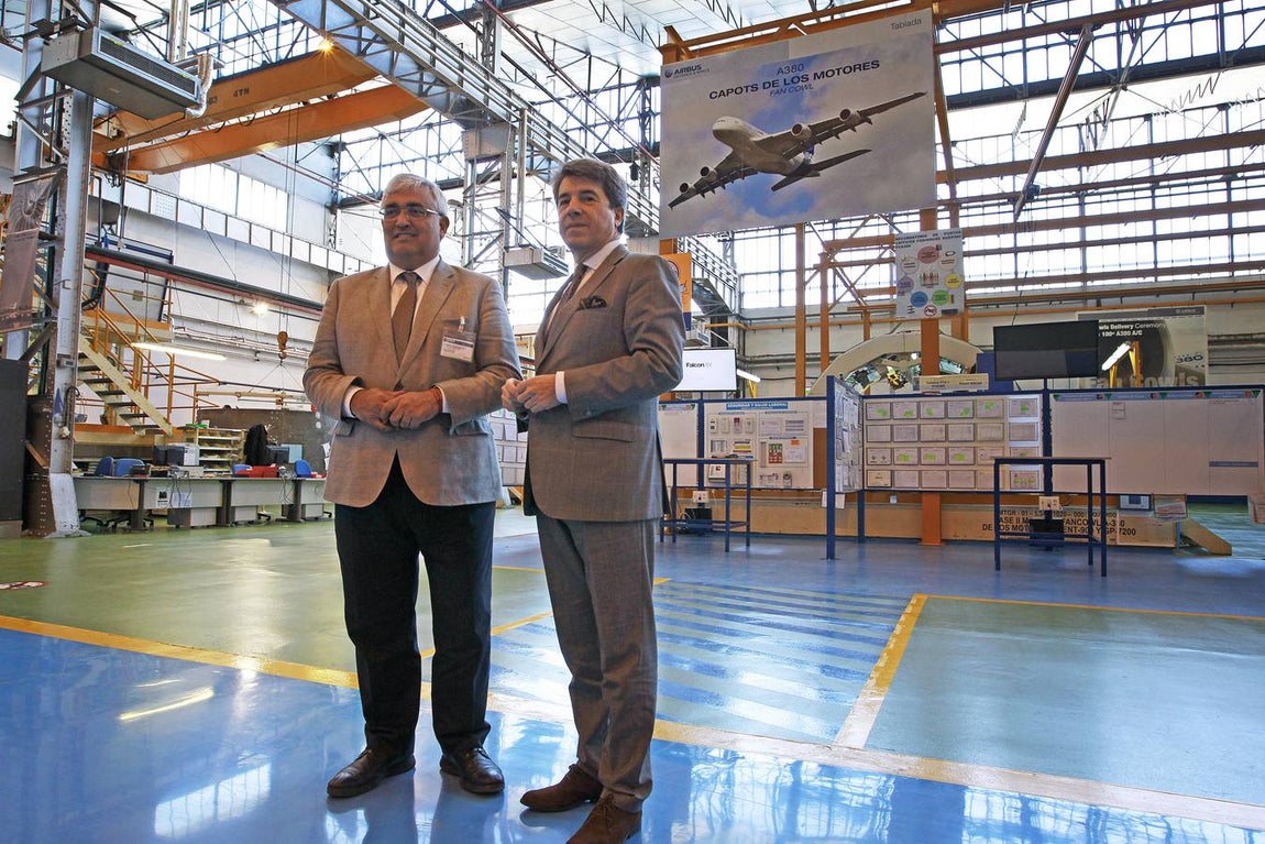 La visita del consejero de Economía a la planta de Airbus, en imágenes