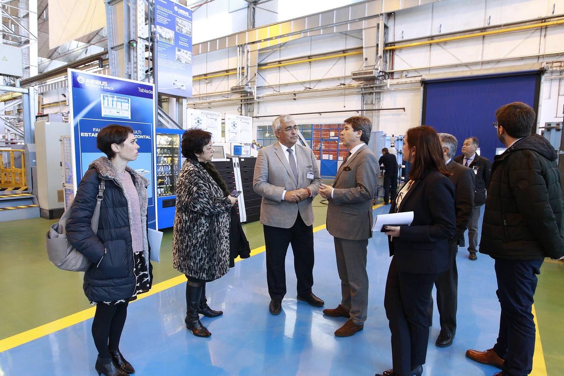 La visita del consejero de Economía a la planta de Airbus, en imágenes
