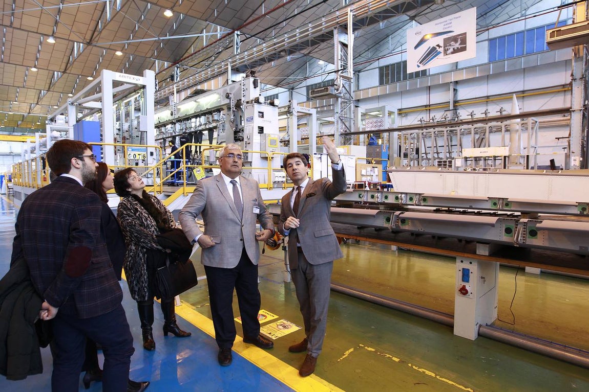 La visita del consejero de Economía a la planta de Airbus, en imágenes