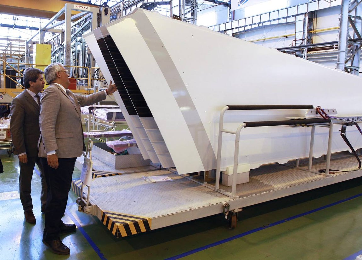 La visita del consejero de Economía a la planta de Airbus, en imágenes