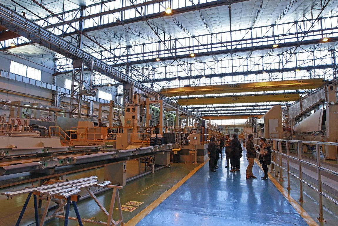 La visita del consejero de Economía a la planta de Airbus, en imágenes