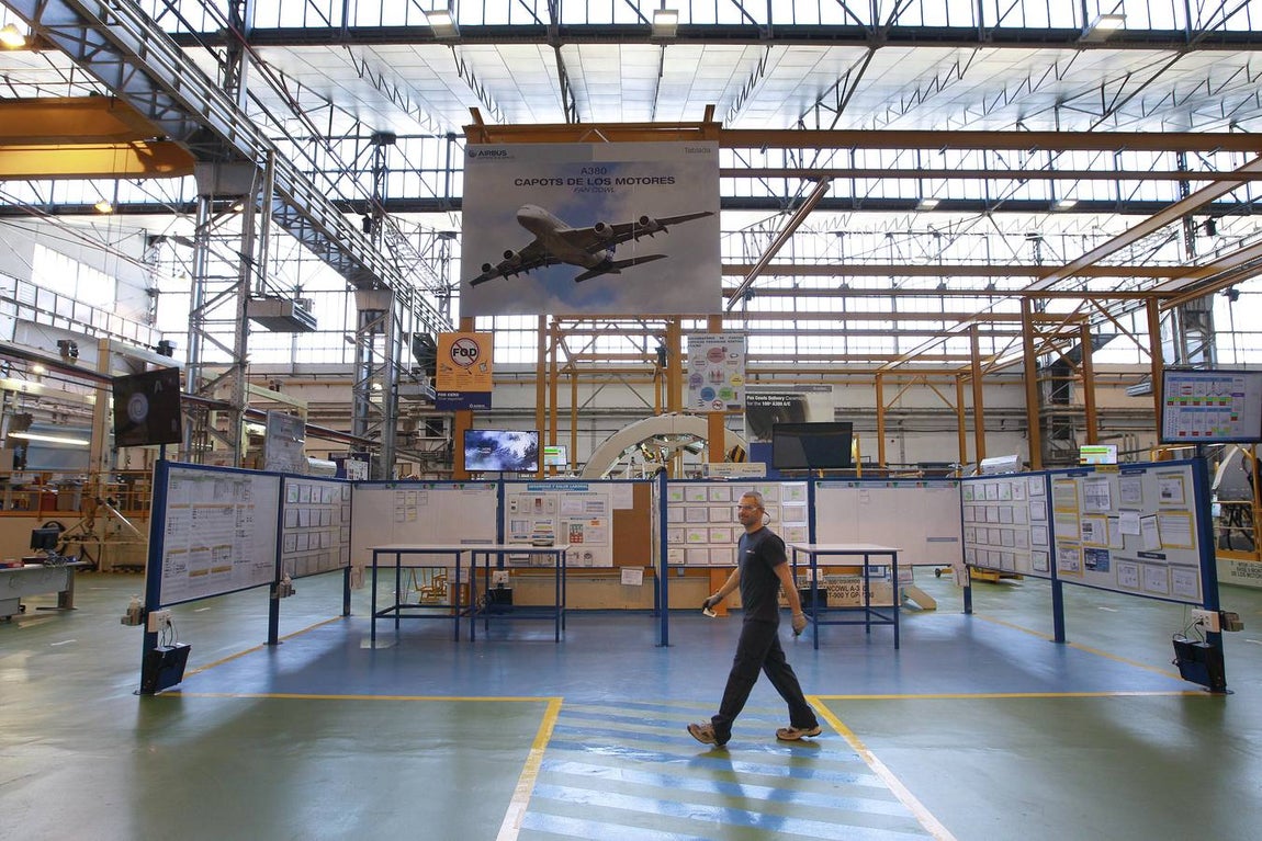 La visita del consejero de Economía a la planta de Airbus, en imágenes