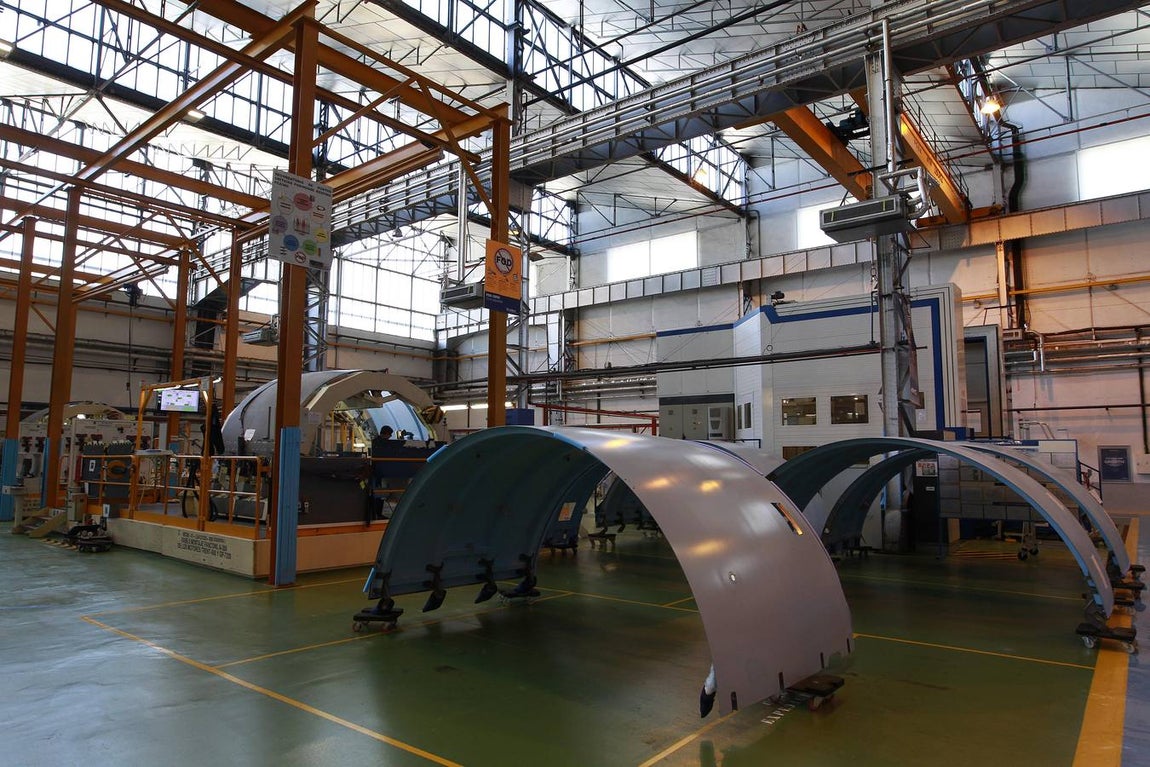 La visita del consejero de Economía a la planta de Airbus, en imágenes