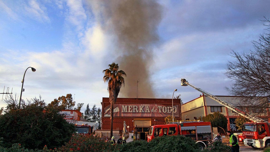 Arde una nave del polígono Pisa con riesgo de derrumbe