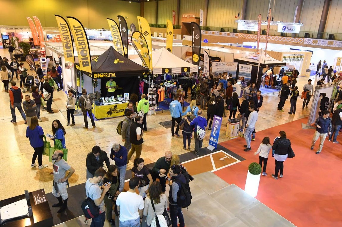 Gran afluencia de público en la Feria del corredor del Maratón de Sevilla