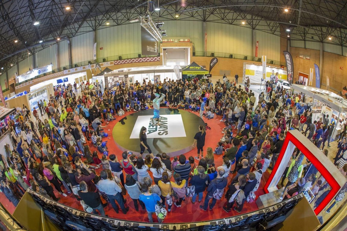 Gran afluencia de público en la Feria del corredor del Maratón de Sevilla