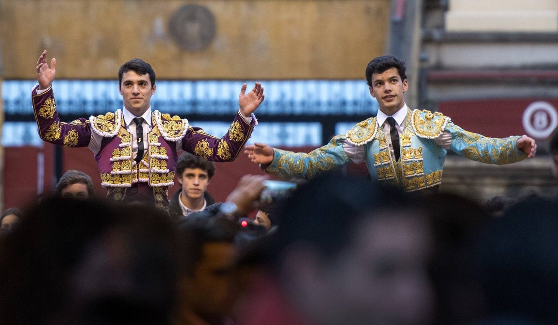 Rafael Serna y Rodrigo Molina salen a hombros