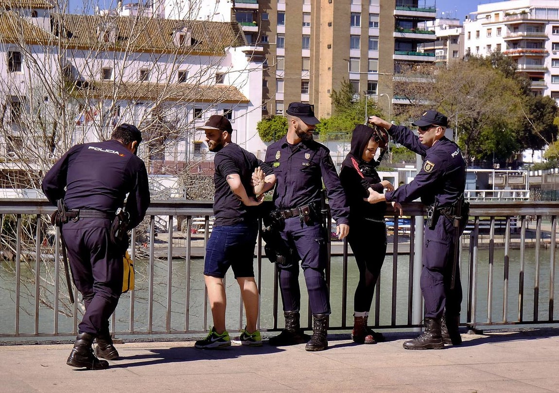La violenta respuesta a la llegada del autobús de Hazte Oír, en imágenes