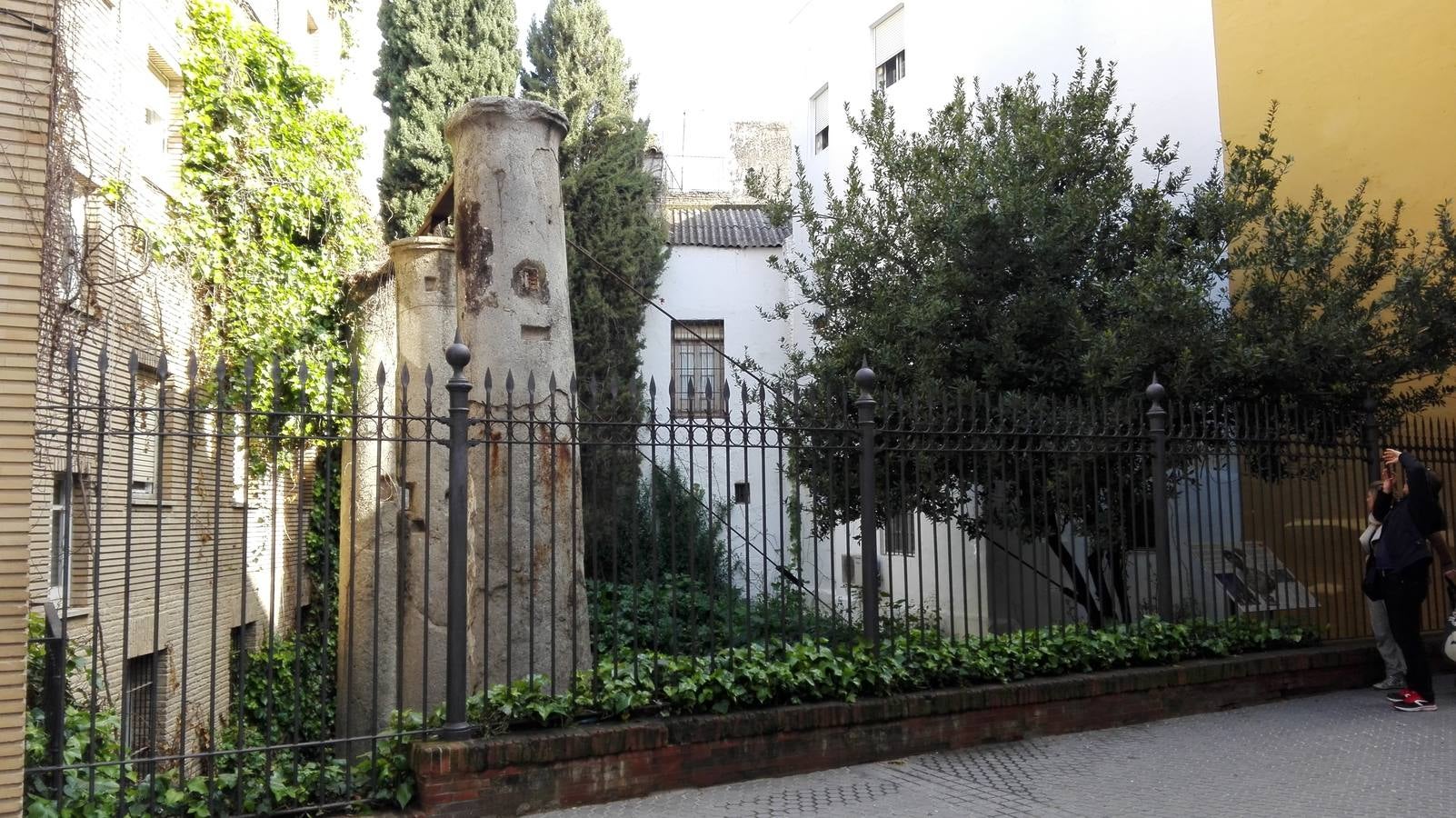 Así están las columnas de la calle Mármoles
