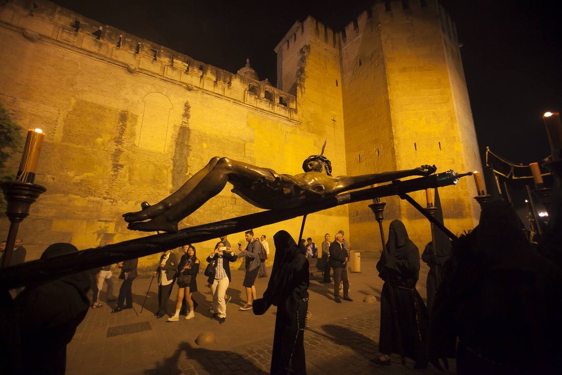 Las fotos de la hermandad del Via Crucis el Lunes Santo de la Semana Santa de Córdoba 2017