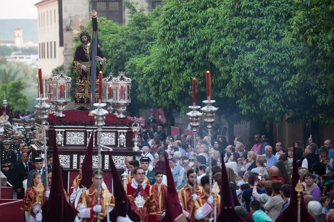 Las fotos de la hermandad de la Vera Cruz el Lunes Santo de la Semana Santa de Córdoba 2017