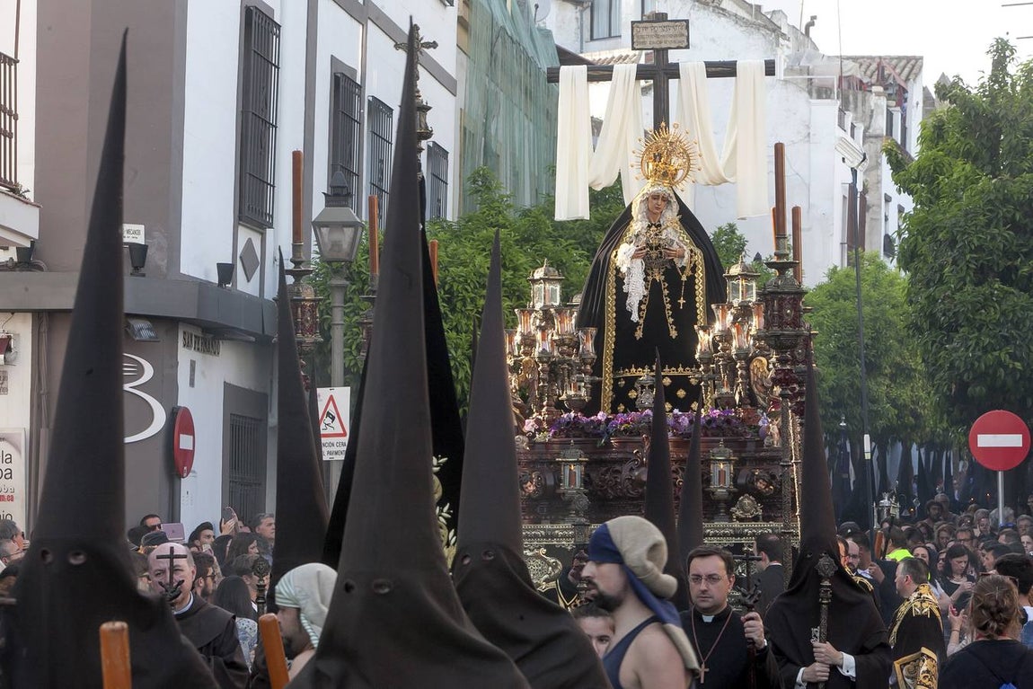 Las fotos de la Soledad del Viernes Santo de la Semana Santa de Córdoba 2017