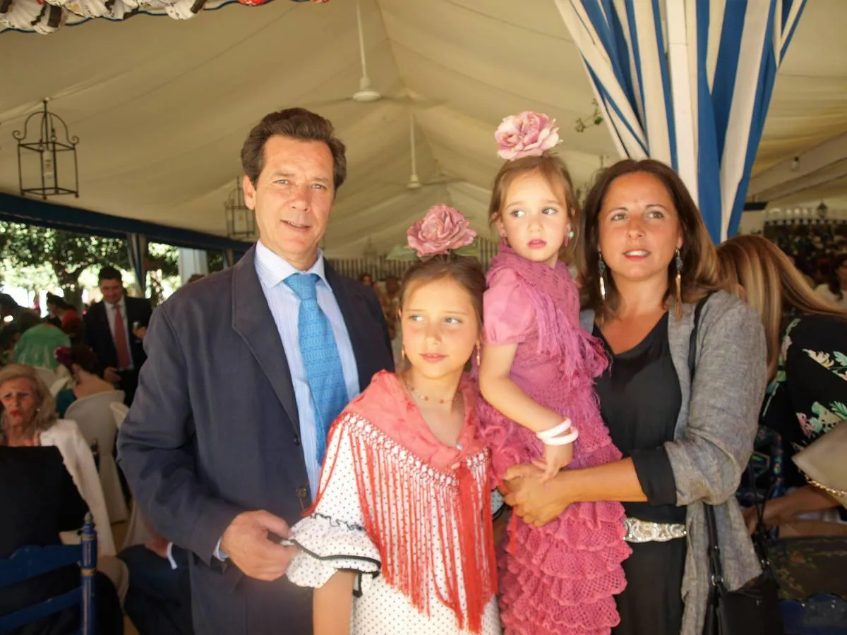 El matrimonio Benjumeda con sus niñas Iria e Ivana en el Nacional