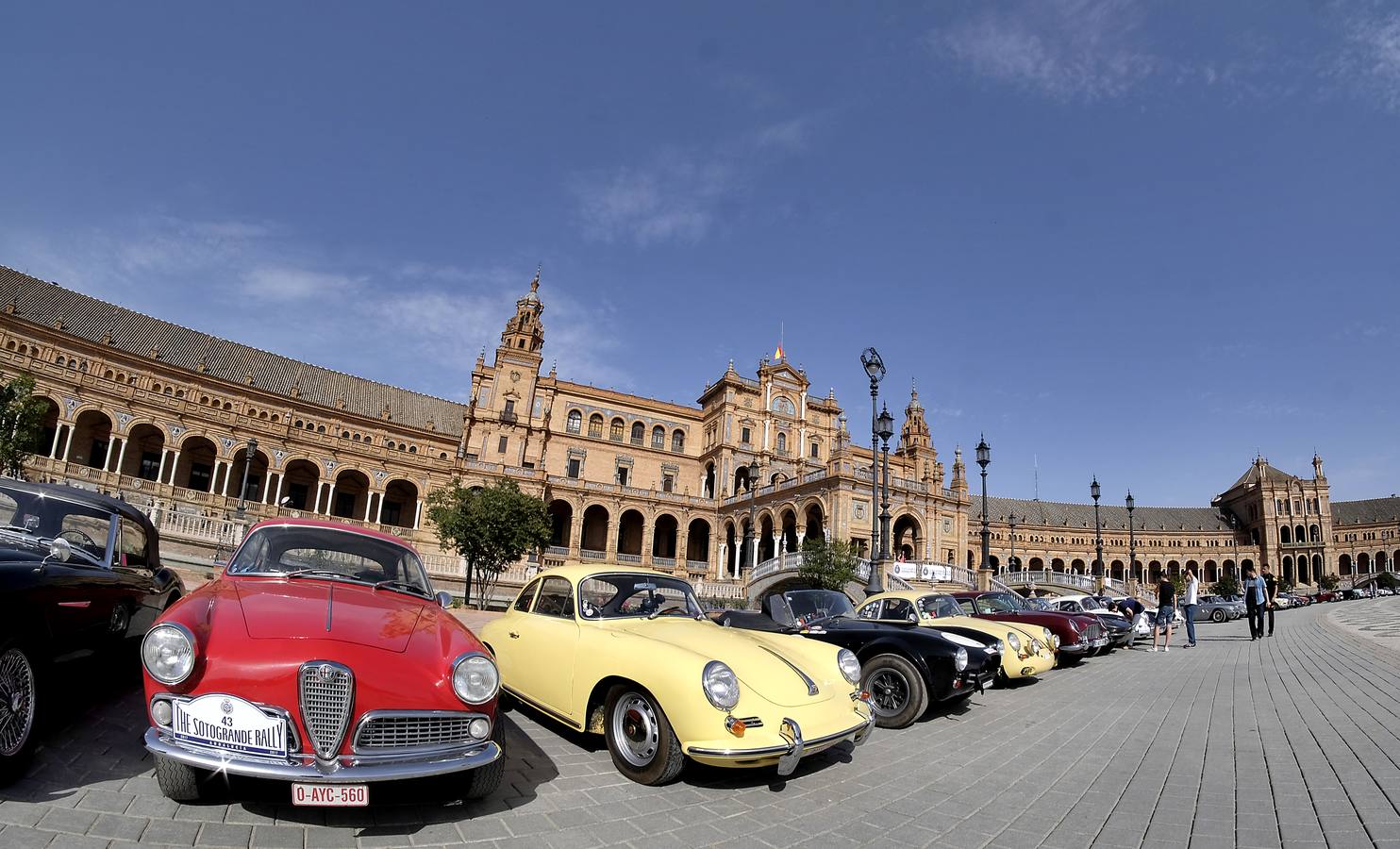 Los coches de lujo toman la plaza de España