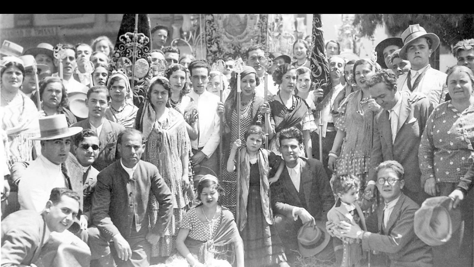1920: Grupo de romeros de la Hdad. de Triana al salir de oir misa en el Santuario de Almonte.