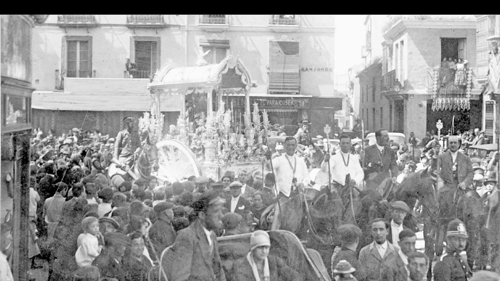1928: La carroza de plata de la Virgen a su paso por las calles de Triana en dirección a Almonte.
