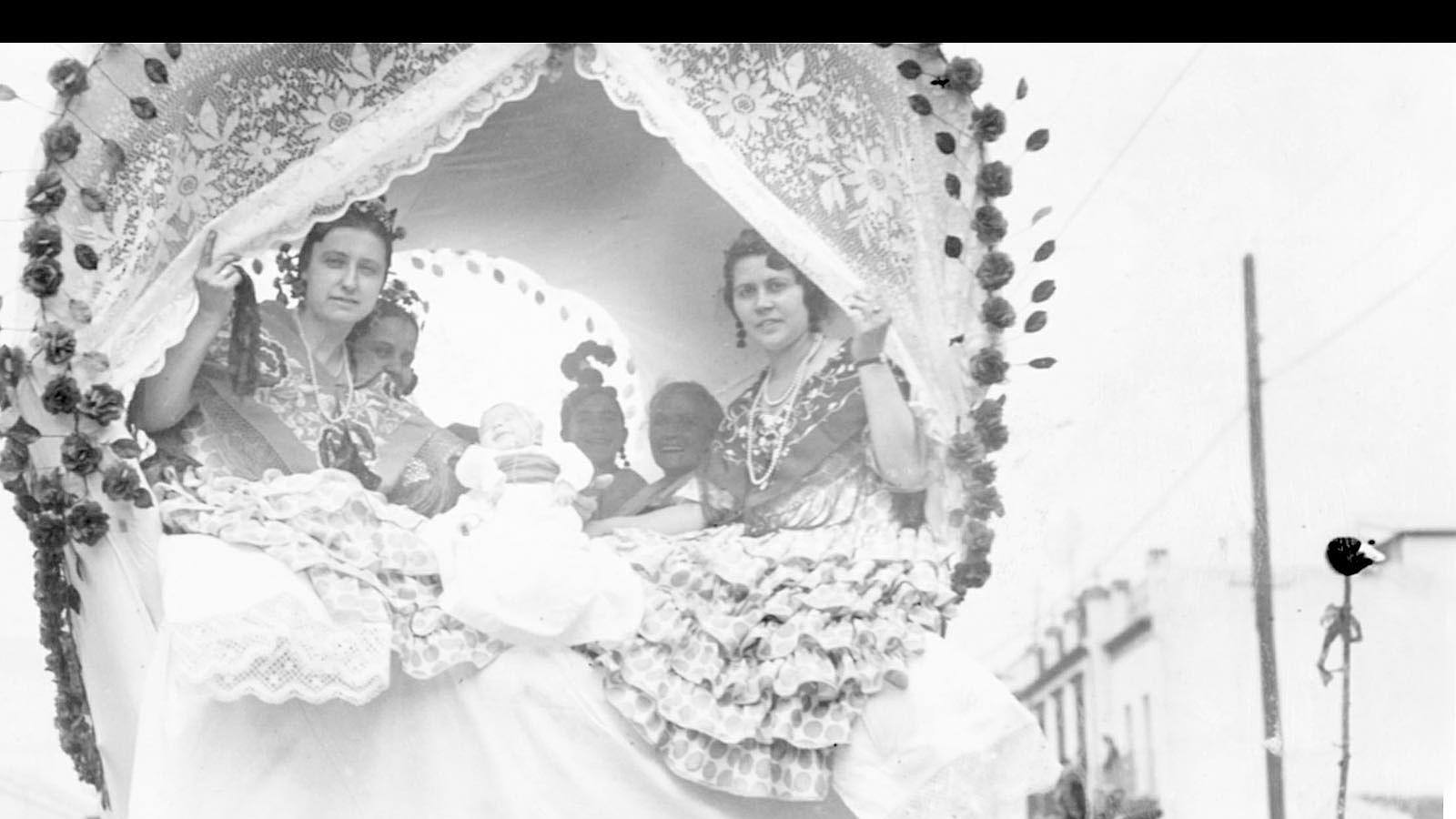 1929: Típicas carretas ocupadas por bellas señoritas que acompañan a la Virgen camino a Almonte.