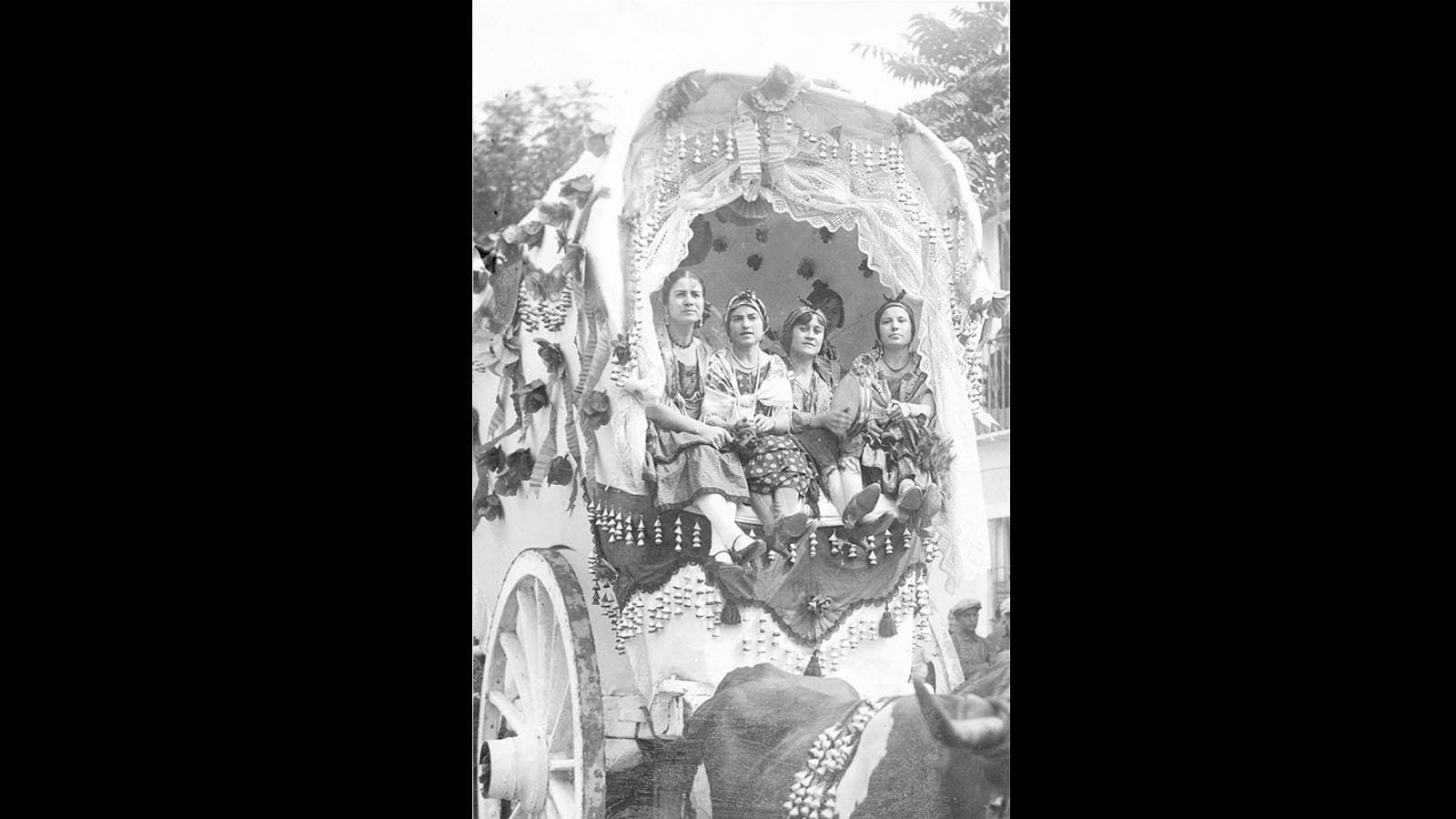 1929: Típicas carretas ocupadas por bellas trianeras que acompañan a la Virgen en su Romería a Almonte.