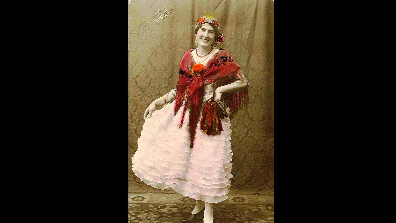 1930: Berta Moreno Lama, con un traje de volantes, en foto de estudio.