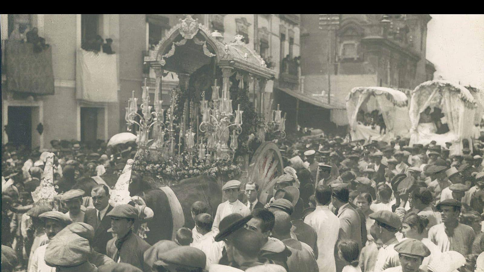 1919. Salida de la imagen de Nuestra Señora del Rocío del barrio de Triana para el Santuario de Almonte.